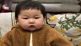 来来来，小可爱给大家表演起床操了，真是太可爱了