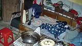 孙女监控里看见独居爷爷的生活情况，看着老人很心疼