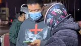 兵哥哥回家探亲给妈妈惊喜 河南濮阳一兵哥哥偷偷回家探亲，见面后妈妈的反应让人笑了又哭