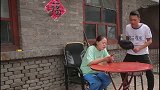 美女想去饭店见识会转的桌子，没想小伙却用平板车当桌子，太逗啦