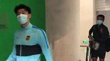 直击-决战夜苏宁易购抵达 特谢拉神情放松高天意花式口罩吸睛