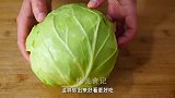 手撕包菜有人焯水，有人过油，都错了，原来饭店大厨是这样做的