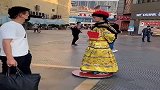 龙哥都沦落到，街头卖艺了吗？我倒要看看他脖子上，挂的什么！