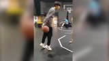 篮球-18年-这是什么操作?一百块突破防守上篮成功-专题