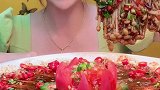 爆辣金针菇，小姐姐一口塞，嘴巴真是太厉害了