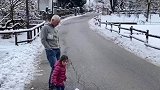 清晨雪后的小镇，身边是家人，背后是大自然