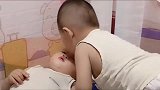 双胞胎弟弟在睡觉，哥哥亲了一下弟弟，想不到把弟弟惹急了！