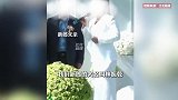 婚礼现场司仪开场就喊错新郎名字，被提醒后尴尬圆场，新娘回应