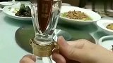 喝酒这一块，这倒酒方式就是讲究！