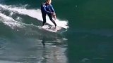 这才叫乘风破浪！冲浪板粘在脚上了吗？