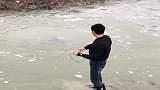 村里的大河涨水了，小伙子拿着撒网来捕鱼，夜晚不愁下酒菜了！