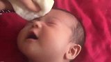 妈妈给小宝宝洗脸，宝宝动来动去的小模样实在太萌了