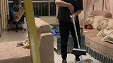 男子操纵着吊车，将家里的沙发挪位