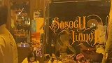 夜市里的烟火气，就算店里没位置也要外面蹲着