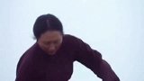 这是一座人桥！女人肩膀扛起来的桥！