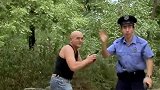 搞笑视频走在路上突然碰上警匪大战，美眉反应真好笑