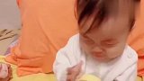 小宝宝真愁人，不管妈妈怎么喂奶粉，宝宝就是不喝，真让人心疼！