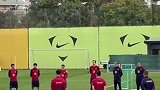 巴萨全队在今日训练前默哀一分钟 以纪念火车事故中的遇难者
