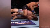 UFC强势压制！一拳击倒在地面慢慢蹂躏