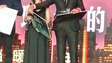 魏大勋两位说什么悄悄话呢