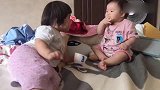可爱的姐妹俩吃面条，没想到姐姐是这样喂妹妹吃的