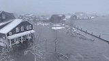 美国南塔克特岛遭冬季风暴袭击 部分房屋被海水淹没