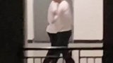 两个男生半夜宿舍楼道跳华尔滋