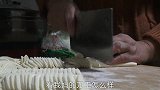 东北农村美食，柴火锅土豆炖蛤蟆、手擀面，当地人人爱吃