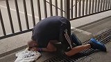 你失去的是灵魂我失去的可是钱啊！球迷在巴萨基地外抱头跪地痛哭