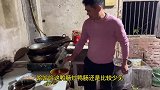 大哥拿鸭肠炒来吃，姜阿姨看半天没搞懂，这样炒出来好吃吗？