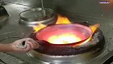 原来厨师烧锅是这样烧的，再加上水后会发生什么，让我涨见识了