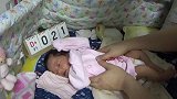 【出生第21天】爸爸给宝宝做排气操，被虐的很惨，值得参考