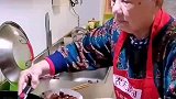 94岁母亲下厨，为67岁儿子做红烧肉，儿子：是小时候的味道！