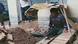 突如其来的雨，师傅表示手足无措，只能找个纸箱遮挡雨！