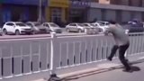 “缘分”妙不可言！男子翻越栏杆，直接坐警车上