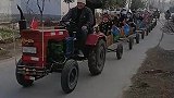 男子自制火车带着村民游玩