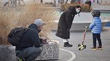 看到孩子如此轻易地被陌生人骗走，暗中观察的家长们不淡定了