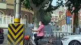 大妈蹬脚踏车却原地不动，这是想街头表演动感单车