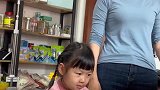 女儿吃饭太磨叽，一个鸡蛋一杯牛奶吃了四十分钟