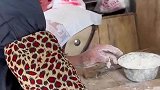 男子用棉花糖骗正在擀面的奶奶