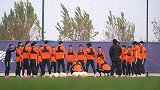 埃弗拉现身训练场参加保级战 教练组增设游戏环节调节球员心态