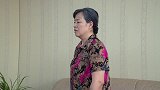 六旬老太太被外卖小哥批评，她的做法打动男子，看着心疼！