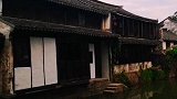 水乡红伞，烟雨缠绵，枫桥明月摇来客船。