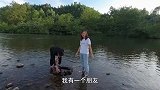 实拍江西农村河里发生的真人趣事，农村姑娘用镜头记录下全过程