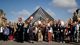 卢浮宫重开当日 数十导游举蒙娜丽莎像门前抗议：不要忘记我们！