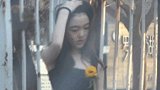 李嫣寒冬穿吊带裙街拍 撩发甩头画风显成熟奶奶化身贴心摄影师