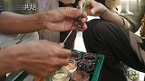 印尼有名的小吃搅搅糖糖稀直接裹棍上吃，蘸上巧克力果酱，巨诱人