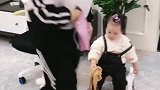 哥哥监督妹妹干活，没想到爸爸回到家后哥哥这地位立马改变了