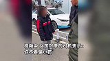 学生打摩的到学校下车后，被临时加价50元后急哭，路人看不下去了