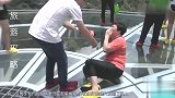 网红玻璃桥变成偷窥桥游客们吐槽，景区管理员我们也没办法！